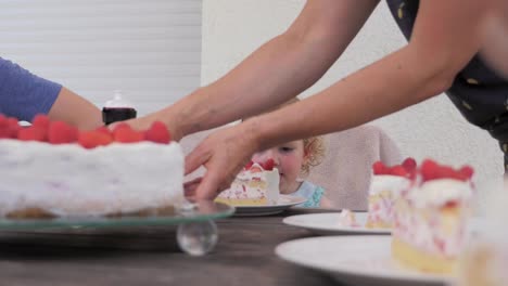 Kleinkind-und-Geburtstag-Kuchen-Scheiben-auf-Tisch