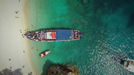 Vista-aérea-de-personas-desembarcando-de-ferry,-isla-de-Ithaki,-Grecia.