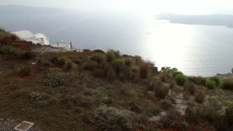 Vista-aérea-de-la-mujer-con-el-vestido-de-novia-en-la-isla-de-Santorini,-Grecia.