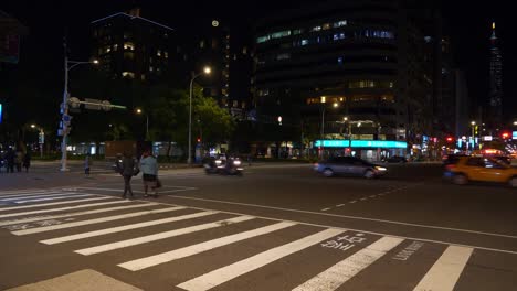 noche-iluminada-Taipei-ciudad-tráfico-calle-peatones-panorama-4k-Taiwán