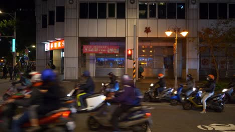 Nachtzeit-beleuchtete-Taipei-Stadtverkehrsstraße-Crosswalk-Panorama-4k-taiwan