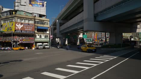 soleado-día-Taipei-ciudad-tráfico-calle-cámara-lenta-panorama-4k-Taiwán