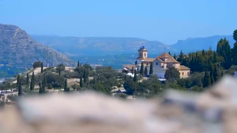 Pequeña-ciudad-provincial-a-los-pies-de-las-montañas-en-España