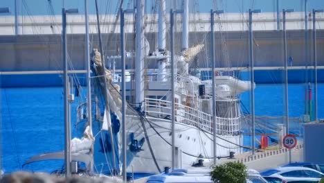 Gran-yate-de-vela-de-clase-de-mar-blanco-en-estilo-vintage-en-el-muelle-del-puerto-marítimo