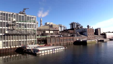 Fabrik-und-Lärm-von-der-Fabrik-gegen-Himmel-im-Sonnenlicht