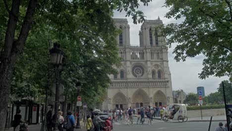 Insgesamt-Aufnahme-von-Notre-Dame-Kirche-in-Paris,-teilweise-von-Bäumen