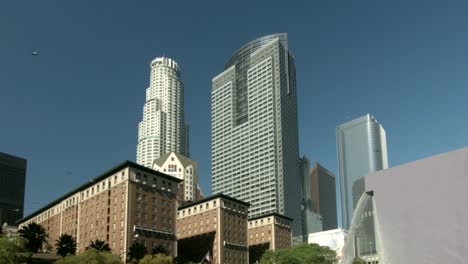 Vögel-fliegen-über-Pershing-Square-in-der-Innenstadt-von-Los-Angeles