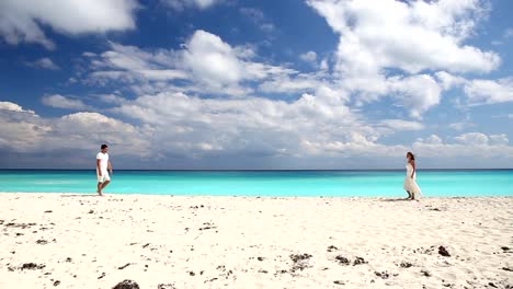 Junge-schöne-paar-treffen-Sie-einander-am-Strand