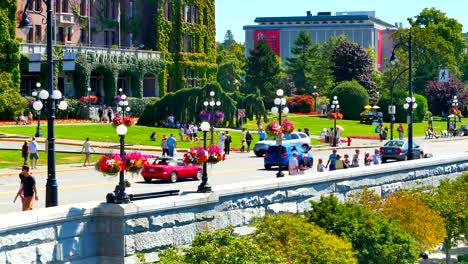 Downtown-Victoria-City,-Tourists-in-Front-of-Empress