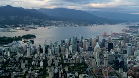 Vista-aérea-del-atardecer-en-el-puerto-de-la-ciudad-y-el-puerto-de-Vancouver