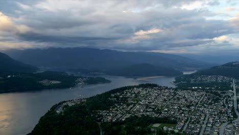 Aerial-Abenddämmerung-view-residential-Pendler-Häuser-östlich-von-Vancouver