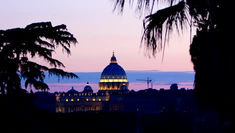 Blick-auf-den-Sonnenuntergang-von-St.-Peter\'s-Basilica-in-Rome:-Vatikan,-Christentum,-glauben,-pope