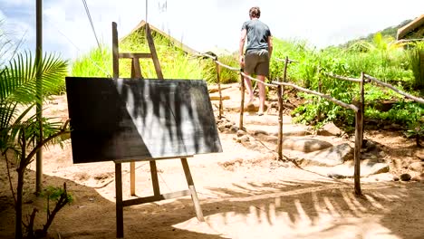 Kreide-board-auf-tropische-Insel-und-die-person-zu-Fuß-durch-Hintergrund