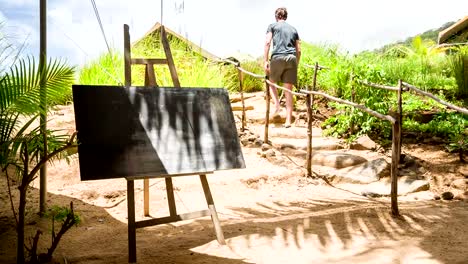 Pizarra-de-tiza-en-una-isla-tropical-y-persona-caminando-a-través-de-fondo