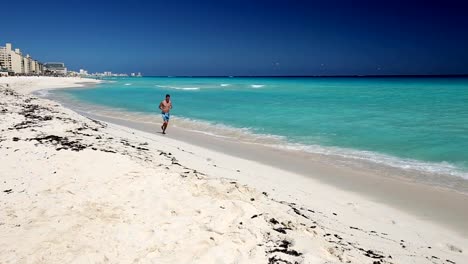 Sportlichen-Mann-Joggen-am-karibischen-Strand,-Cancun