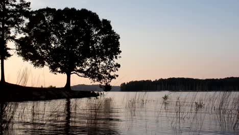 El-lago-Lanier-atardecer-en-Atlanta,-Georgia