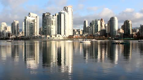 Yaletown-Morgen-Reflektionen,-False-Creek,-Vancouver