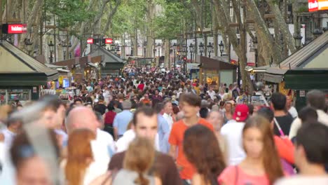 Beengt-Les-Rambles-Boulevard-in-der-Innenstadt-von-Barcelona-4-K