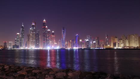 La-marina-de-dubai-de-luz-de-noche-panorámica-time-lapse