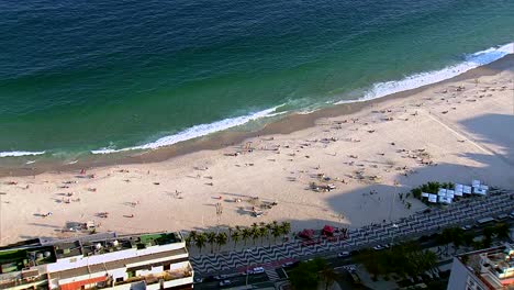 Vista-aérea-de-Copacabana-beach,-Rio-de-Janeiro,-Brasil