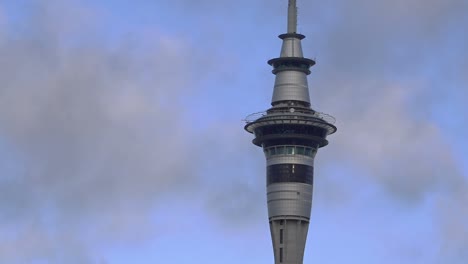 Wolken-Fahren-Sie-am-Sky-Tower-Building