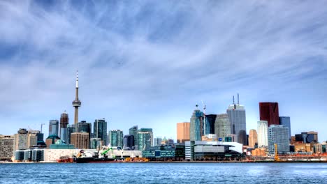 Timelapse-vista-de-los-edificios-de-la-ciudad-de-Toronto,-Canadá,-en-el-agua