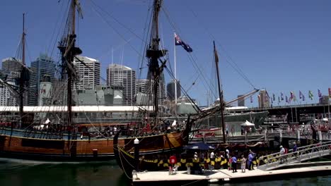 Pan-of-el-Puerto-Darling-Museo-Nacional-Marítimo-en-Sydney-con-la-torre-de-Sydney-y-de-los-edificios-en-el-fondo