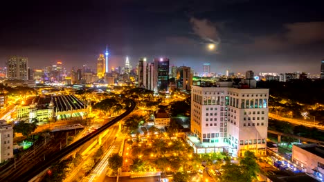 Zeitraffer.-Kuala-Lumpur-bei-Nacht-mit-Vollmond.