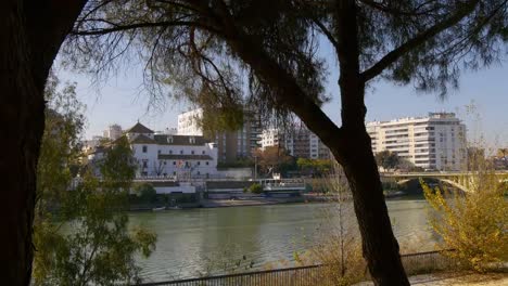 Sevilla-Tageslicht,-Blick-auf-den-Fluss-4-k-Spanien