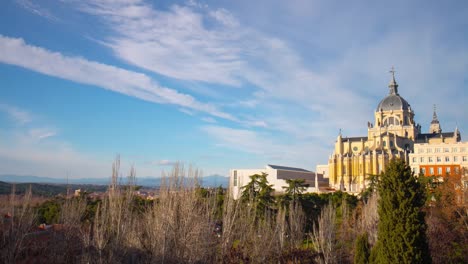 Madrid-sonniger-Tag-Park-Panorama-almudena-Kathedrale-4-k-Zeitraffer-Spanien