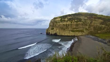 Playa-cerca-de-Ribeira-Grande-pueblo,-San-Miguel,-las-islas-Azores,-Portugal