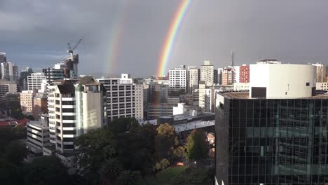 Arco-iris-doble-superior-a-la-ciudad