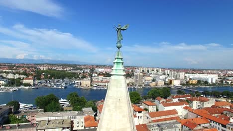 Ángel-en-el-último-piso-de-la-torre-de-catedral-de-St.-Anastasia-en-Zadar,-Croacia