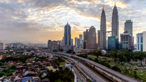 Majestuoso-amanecer-en-la-ciudad-de-Kuala-Lumpur.-Mudanza-y-cambio-de-nubes-de-color.-Vista-aérea.