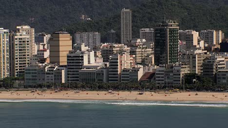 Aérea-de-acercamiento-vista-del-Playa,-Río-de-Janeiro