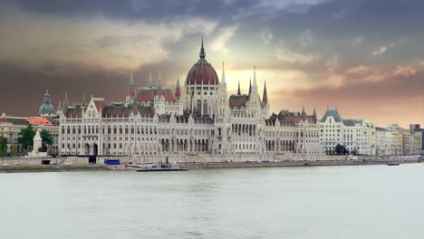 Budapest-con-vista-al-edificio-del-Parlamento-y-del-río-Danubio