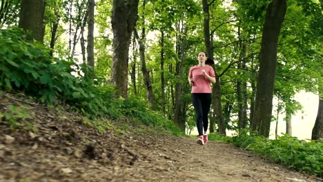 Mädchen-Running-im-Park