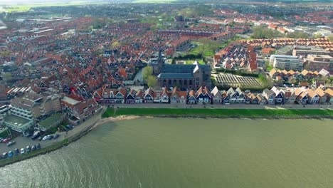 Volendam-Stadt-in-North-Holland-über-grün-Wasser-Ansicht-des-vorderen-Strandhäuser