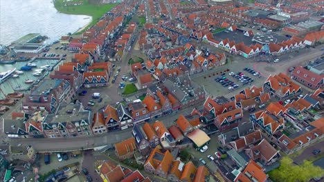 Volendam-Stadt-in-North-Holland-Overhead-Ansicht-der-Häuser-gehen-in-Richtung-Wasser