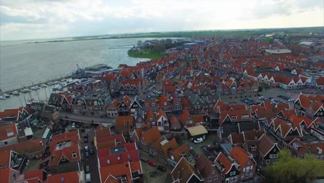 Volendam-Stadt-in-Nord-Holland-in-den-Niederlanden-Aerial-Überführung-von-Häusern