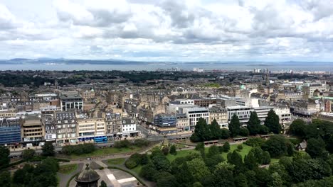 Luftaufnahme-von-Edinburgh-in-Schottland