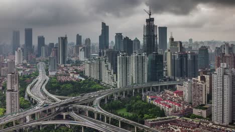 lluvioso-día-nublado-shanghai-carretera-de-intercambio-de-tráfico-4k-lapso-desde-el-techo