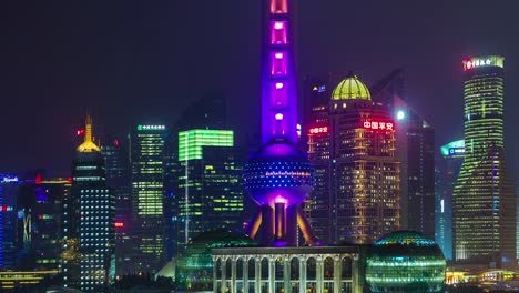 luz-de-la-noche-de-Shangai-vista-de-edificios-famosos-k-4-tiempo-transcurrido-desde-la-azotea