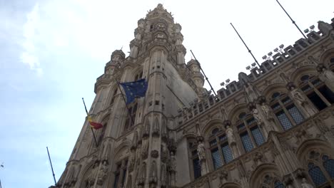 CLOSE-UP:-Schöne-Rathaus-gotische-Fassade-Dekoration-mit-Details-und-Statuen