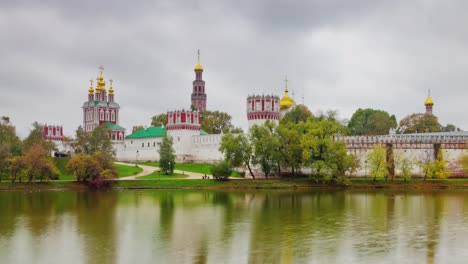 Rusia-día-de-lluvia-Moscú-ciudad-estanque-iglesia-panorama-4k-lapso-de-tiempo