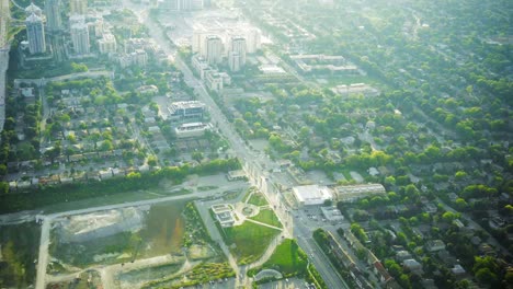 fliegen-über-toronto-ontario-in-Kanada-4k-im-ländlichen-Sommer