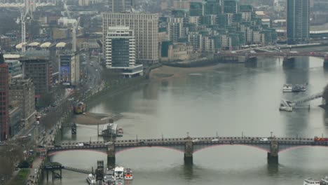 El-río-Támesis-y-el-puente-en-una-vista-de-pájaros