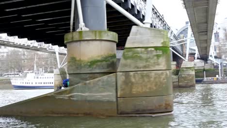 Großes-blaues-Boot-andockt-unter-der-Brücke-an