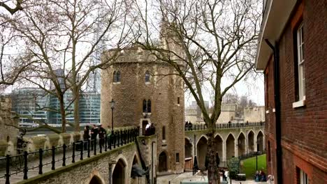 Der-Blick-ins-Tor-des-Tower-of-London