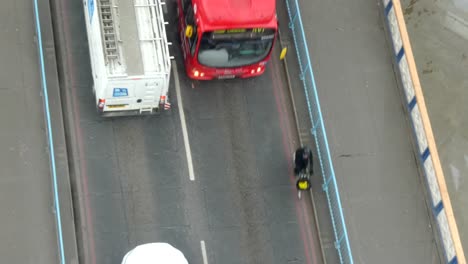 Menschen-Bus-und-Autos,-die-auf-der-Brücke-passieren